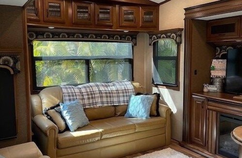 River Ranch RV Rental | Two bath fully stocked RV with free golf cart