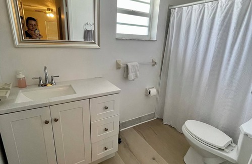 Sailboat Bend Apartment | Two beds in apartment in Ft. Lauderdale