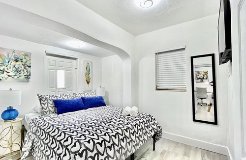 Allapattah House | Two in One! Huge Vacation Home in Miami