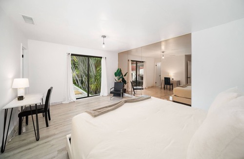 Overtown Villa | Ultimate Luxe 8BR Villa with Pool, Billiards, Cinema, Poker & More!