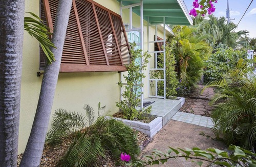 Midtown House | Under The Palms by AvantStay | Private Pool | Outdoor Dining | Close to Beach