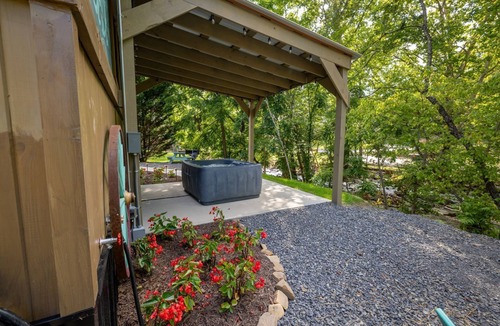 Goldbond Cottage | Unique Gypsy Jade at Four Fillies Lodge-w/Hot Tub