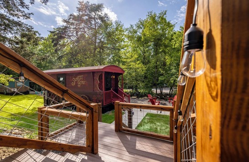 Peterstown Cottage | Unique Scarlet Gypsy at Four Fillies Lodge