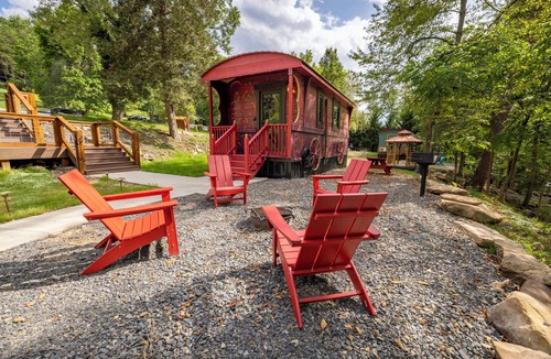 Peterstown Cottage | Unique Scarlet Gypsy at Four Fillies Lodge