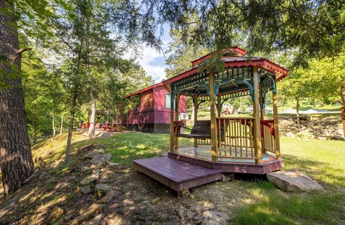 Peterstown Cottage | Unique Scarlet Gypsy at Four Fillies Lodge