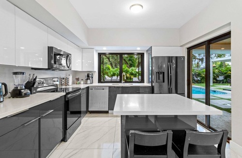 Golden Glades Villa | Unique Villa w/Fire Pit+Mini Golf & Grill | Lots of Great Games!