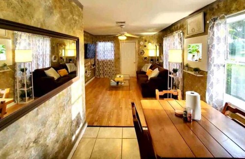 Windermere House | UNIT A · Private Lakeside Bungalow! Comfy, Clean, 1GB WiFi