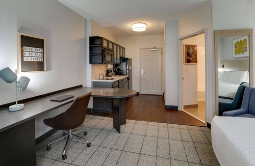 Doral Hotel | Unveil the Hidden Gem of Doral! 2 Spacious Units, Kitchen, Pool, Free Parking!