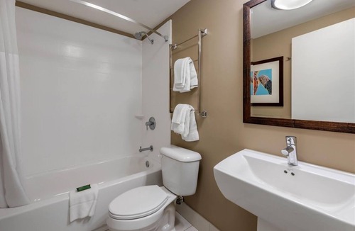 Jekyll Island Hotel | Unwind in a Spacious Suite Near the Ocean's Edge | Free Parking & Breakfast!