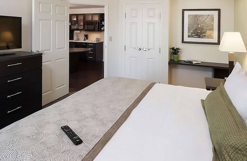 Clearwater Hotel | Unwind in Clearwater! Full Kitchen, Outdoor Pool, Free Parking, Pets Friendly