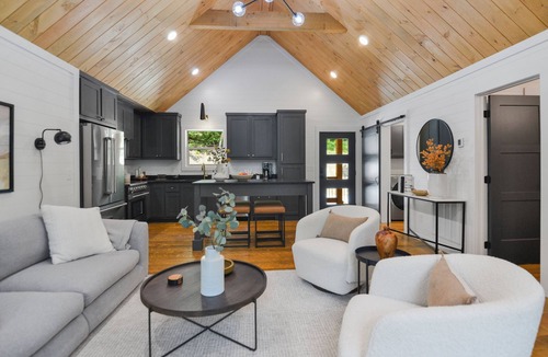 Cherry Log Cabin | Unwind This Summer - Modern Luxury Cabin - Kings Beds - Hot tub