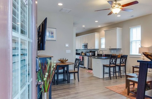Northeast Virginia Beach House | Updated 2BR pet-friendly townhouse near beach, boardwalk, dining, and parking.