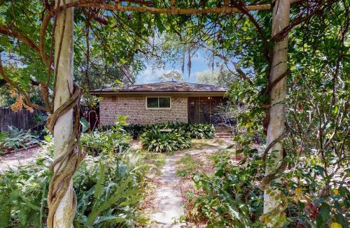 San Marco House | Updated house with enclosed yard, patio, central AC, & washer/dryer