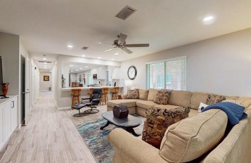 San Marco House | Updated house with enclosed yard, patio, central AC, & washer/dryer