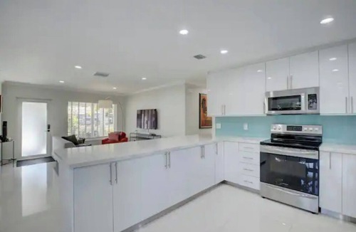Oakland Park House | Updated Mid Century 3 Bedroom Salt Wtr Pool Outdoor Shower
