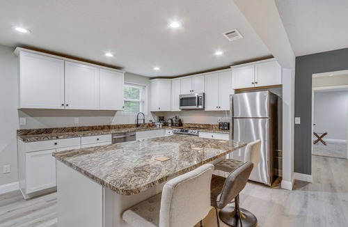Brent House | Updated Pensacola Home ~ 7 Mi to Beach!