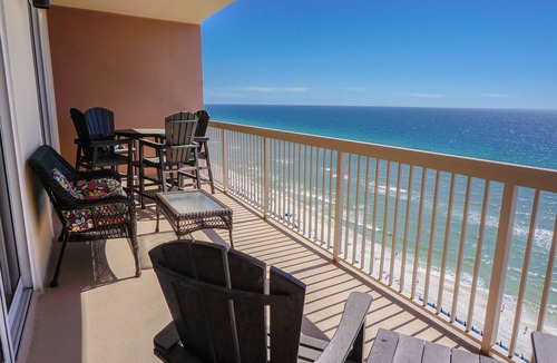 Panama City Beach Condo | UPSCALE CONDO FOR 6! BIG SCREEN TV AND GREAT VIEWS!