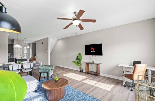 Pineville House | Upscale King 3BR Townhouse in Pineville!
