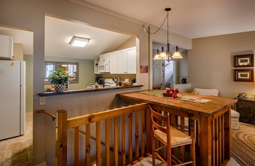 Franklin Apartment | Upscale private 2 bedroom suite/apartment - 10 minutes from town