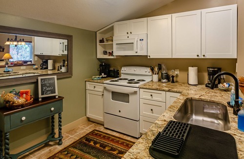 Franklin Apartment | Upscale private 2 bedroom suite/apartment - 10 minutes from town