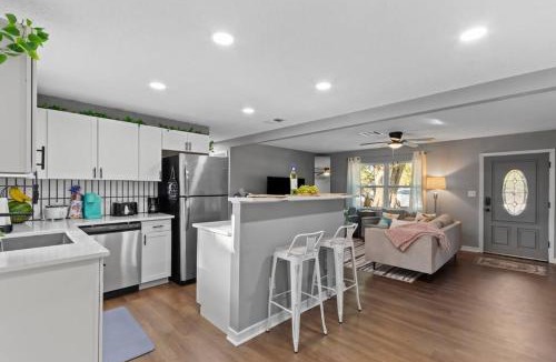 Highpoint Apartment | Urban Escape Artificial Beach W Volleyball Pit