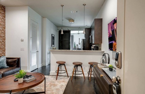West End Apartment | Urban King Loft - Cali King - 8 Min to Broadway!