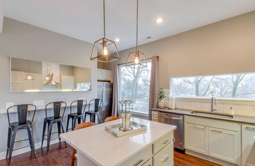 Chestnut Hill Villa | Urban Retreat | Rooftop Views | Walk to Downtown