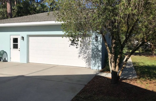 South Venice Cottage | Venetian Vacation! Close To Beaches, Restaurants & Shopping!