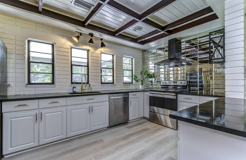 South Seminole Heights House | Vibe in the Heights-Hot Tub-Prime Location-SkeeBall
