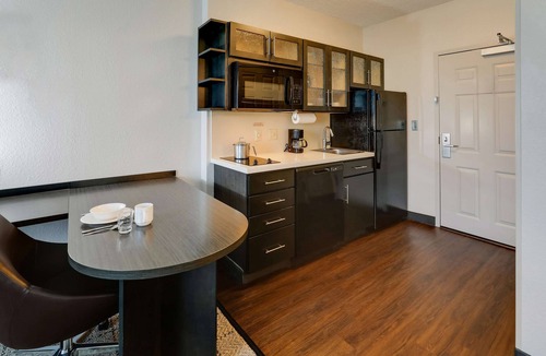 Doral Hotel | Vibrant Experience in Doral! 2 Relaxing Units, Outdoor Pool, Full Kitchen!