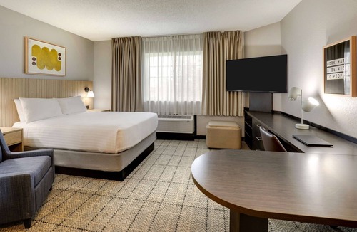 Doral Hotel | Vibrant Experience in Doral! 2 Relaxing Units, Outdoor Pool, Full Kitchen!