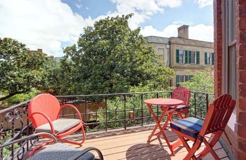 Historic District - North House | Victorian Experience | Sleeps 6, Garden, 2‑Car Garage, Walk to Downtown