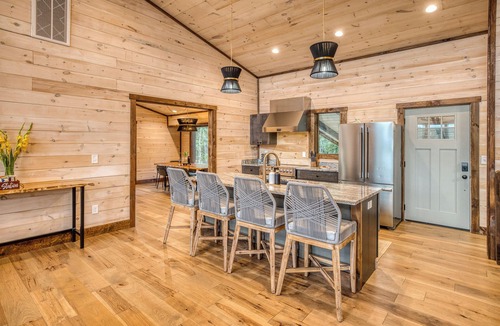 Mineral Bluff Cabin | Views, Holidays, Heated Pool, Outdoor Kitchen & Fireplace, Hot Tub, & 5 kings!