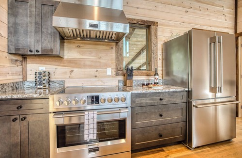 Mineral Bluff Cabin | Views, Holidays, Heated Pool, Outdoor Kitchen & Fireplace, Hot Tub, & 5 kings!