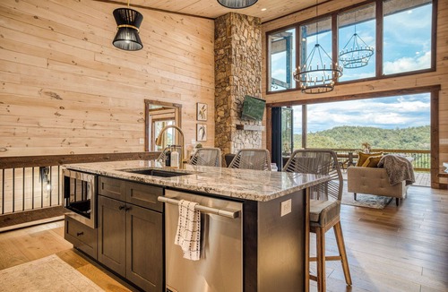 Mineral Bluff Cabin | Views, Holidays, Heated Pool, Outdoor Kitchen & Fireplace, Hot Tub, & 5 kings!