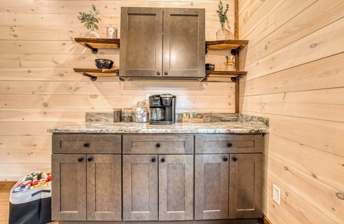 Mineral Bluff Cabin | Views, Holidays, Heated Pool, Outdoor Kitchen & Fireplace, Hot Tub, & 5 kings!