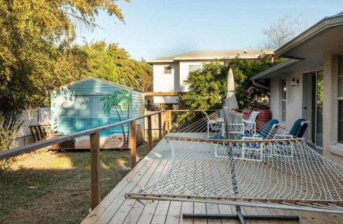 Vilano Beach House | Vilano Vacation - Entire House! Walk to Beach! 4 miles to Downtown Historic St Augustine! Dog Friendly