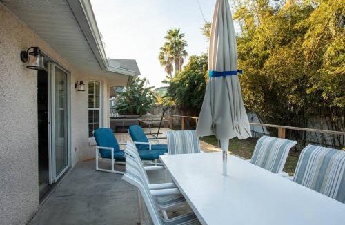 Vilano Beach House | Vilano Vacation - Entire House! Walk to Beach! 4 miles to Downtown Historic St Augustine! Dog Friendly
