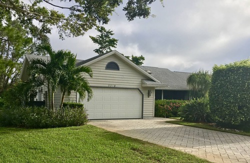 Kings Lake House | VILLA BELLY :-) heated pool. free WIFI, very private, Garage, BBQ, Kings Lake