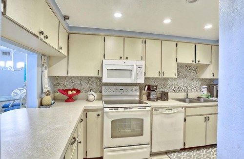 Madeira Beach Condo | Villa Madeira 609 | Beach FRONT|Walk to John's Pass!