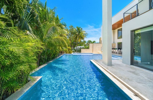 Northeast Miami Villa | VILLA WATER FRONT MIAMI BEACH 6 BEDROOMS LUXURY 14PPL FAMILY BIG GROUP FRIENDLY