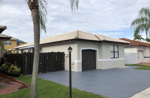 Ludlam House | Vintage Famlily getaway in safe and friendly family oriented neighborhood.