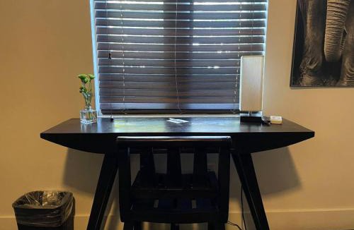 Northeast Miami Apartment | Vive Zen Queen Room