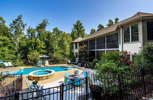 Sevierville House | Voted Best Family Stay in the Smokys 2023-2025 private pool, 55” tvs