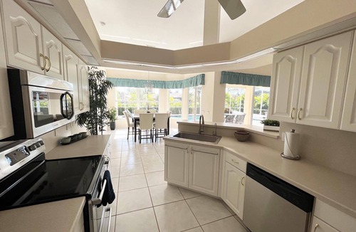 Pelican House | VRCC Villa Alba - waterfront villa with boat dock