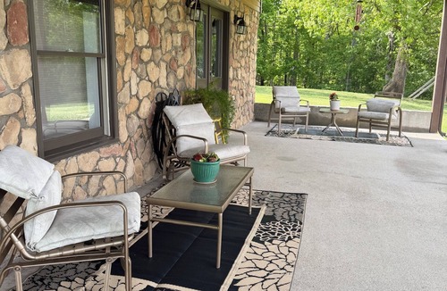 Blacksburg House | VT Football VT and Radford Graduation Rental - Peaceful and private setting