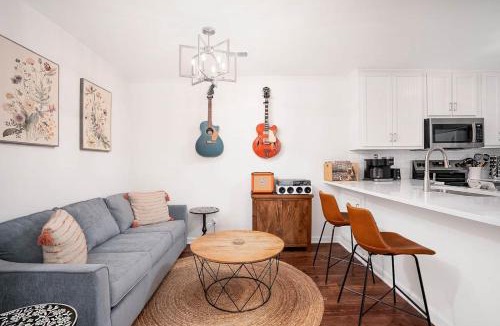 Pickwood Apartment | Walk .9 to Toomer's, 2BD/2BTH, 4 Queens, 2 sofabed