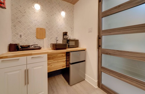 Bellepoint Apartment | Walk Downtown! Hinton Historic District Studio