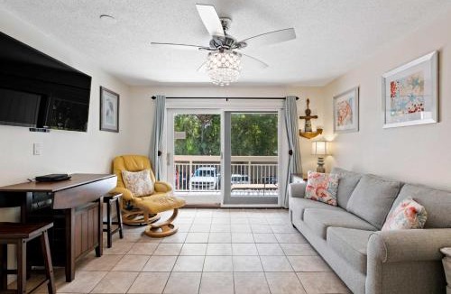 North Forest Beach House | Walk to Bars & Shops: Resort Condo in Hilton Head!