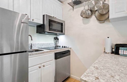 North Forest Beach Condo | Walk to Bars & Shops: Resort Condo in Hilton Head!